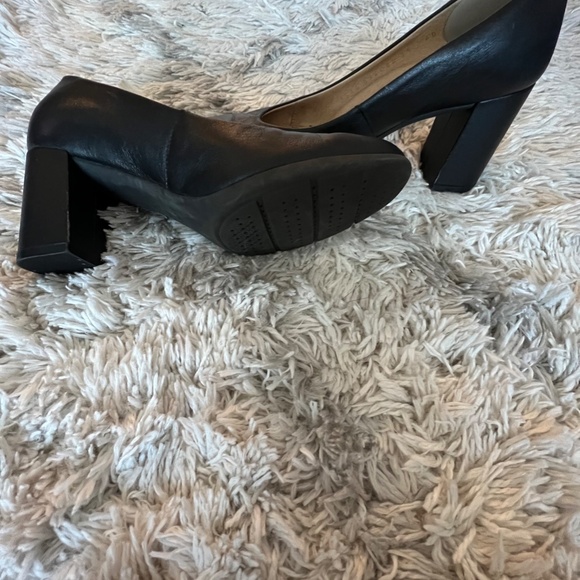 Geox Blach Heels - Picture 2 of 4